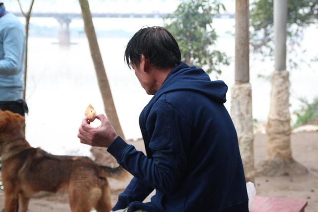 Hà Nội lạnh thấu xương, nhiều người vẫn vô tư ra sông Hồng ngụp lặn như giữa mùa hè